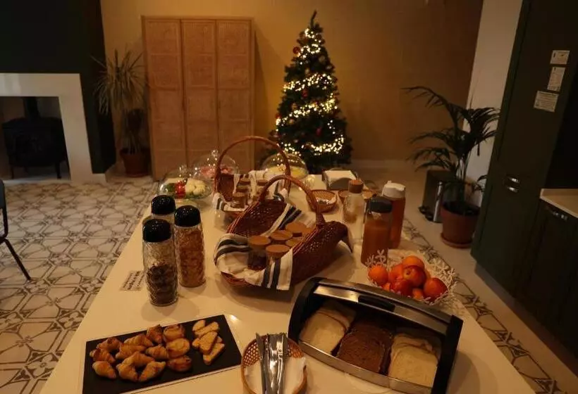 تختخواب و صبحانه The Carob Tree