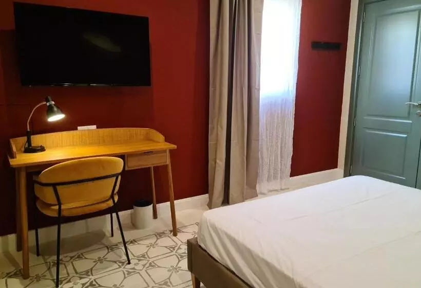 تختخواب و صبحانه The Carob Tree