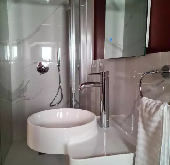 تختخواب و صبحانه The Carob Tree