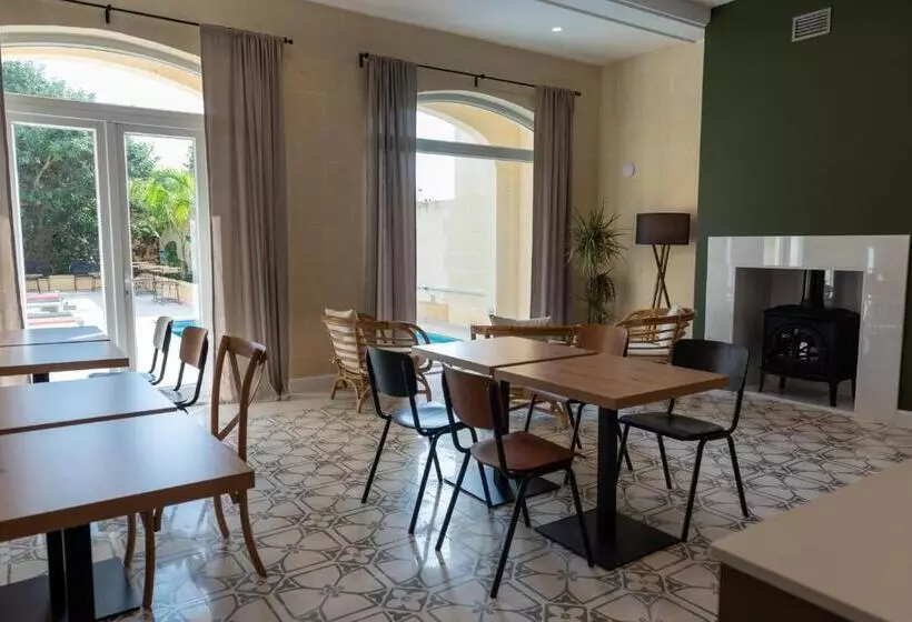 تختخواب و صبحانه The Carob Tree