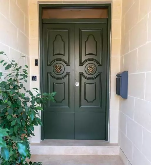 تختخواب و صبحانه The Carob Tree