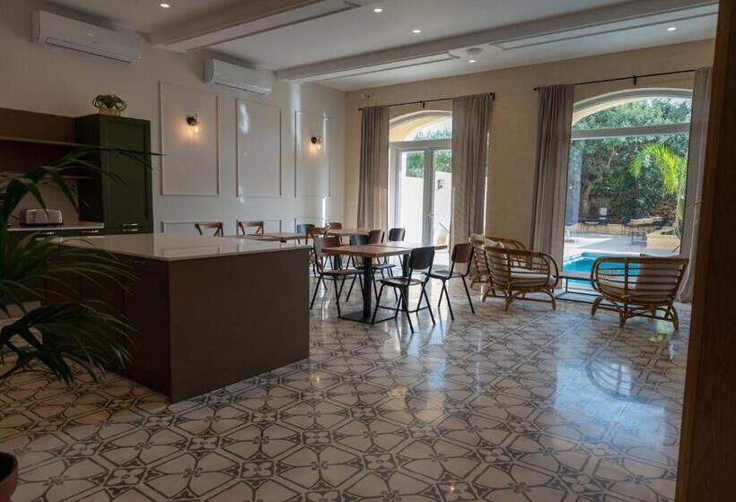 تختخواب و صبحانه The Carob Tree