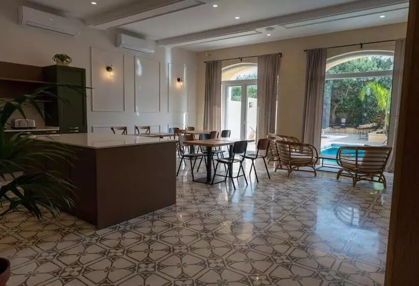 تختخواب و صبحانه The Carob Tree