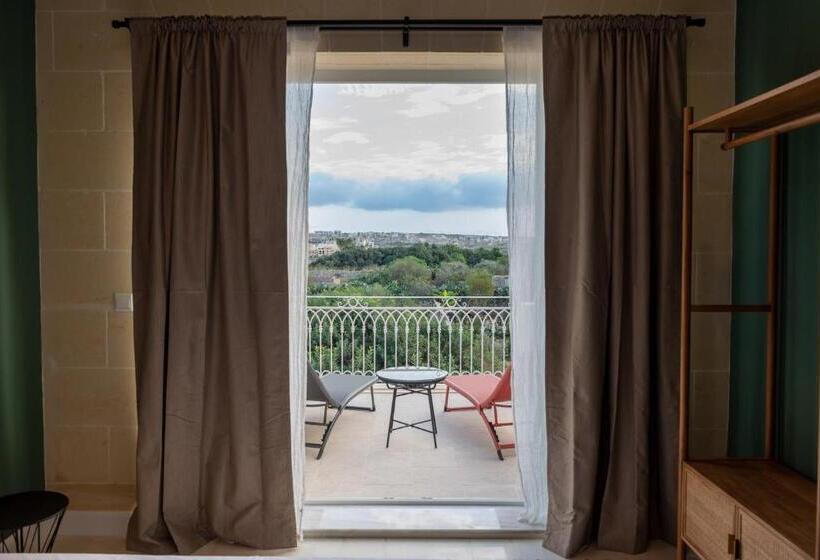 تختخواب و صبحانه The Carob Tree