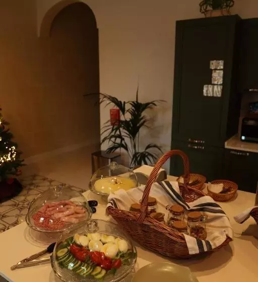 تختخواب و صبحانه The Carob Tree