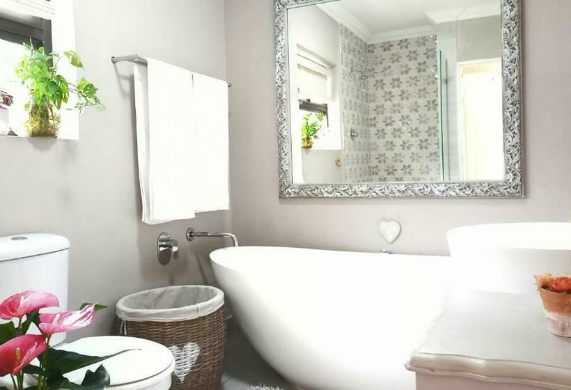 ベッドアンドブレックファースト Sea Rose Family Suite   Villa Roc Guesthouse, Salt Rock Ballito, Solar Power