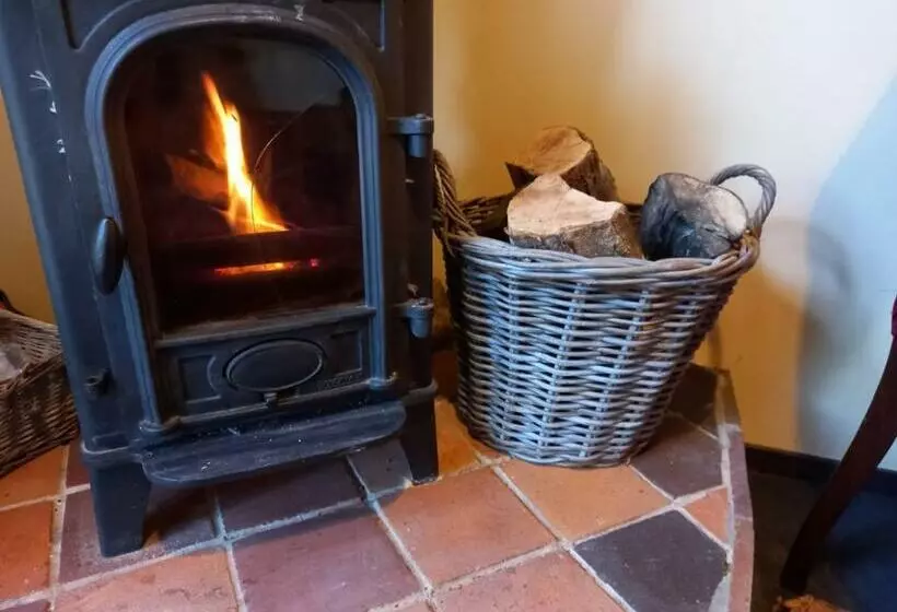 ホテル Adorable Hideaway With Log Fire And Incredible Views