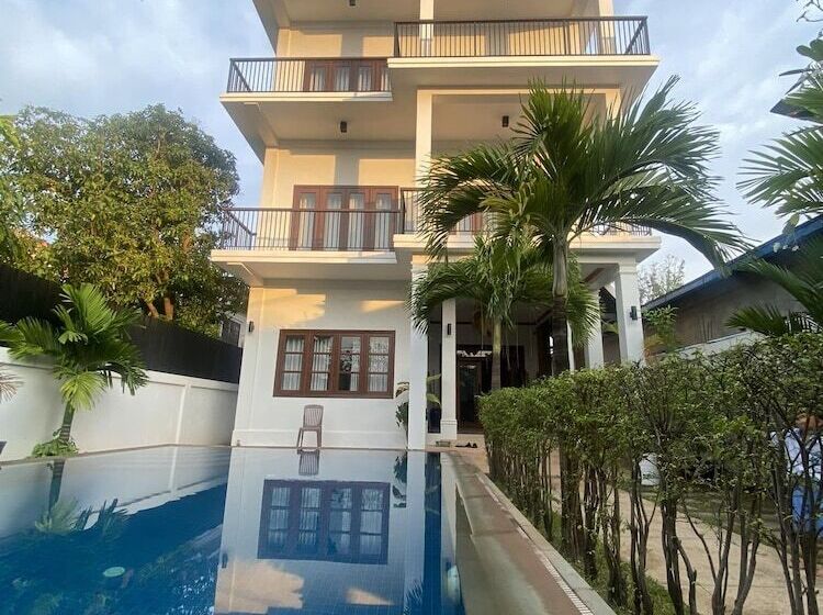 Отель D Central Khmer Villa