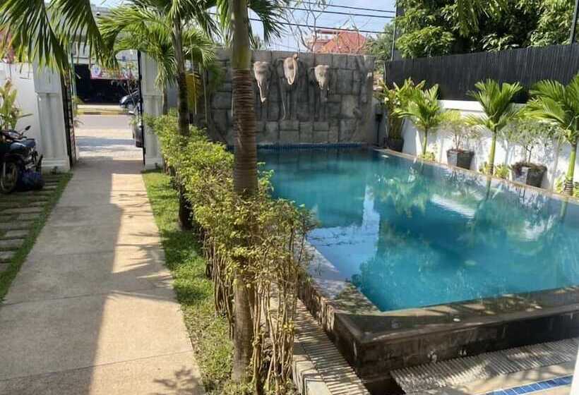 Отель D Central Khmer Villa