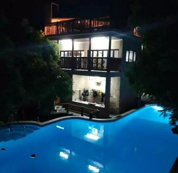 Lunar Dive Resort: Bamboo Villas