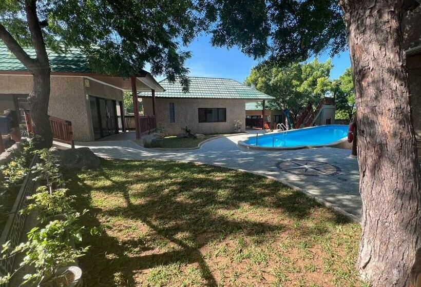 Lunar Dive Resort: Bamboo Villas