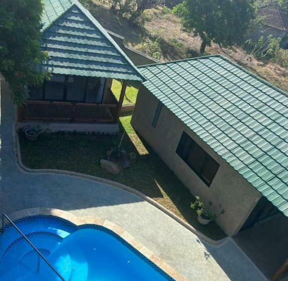 Lunar Dive Resort: Bamboo Villas