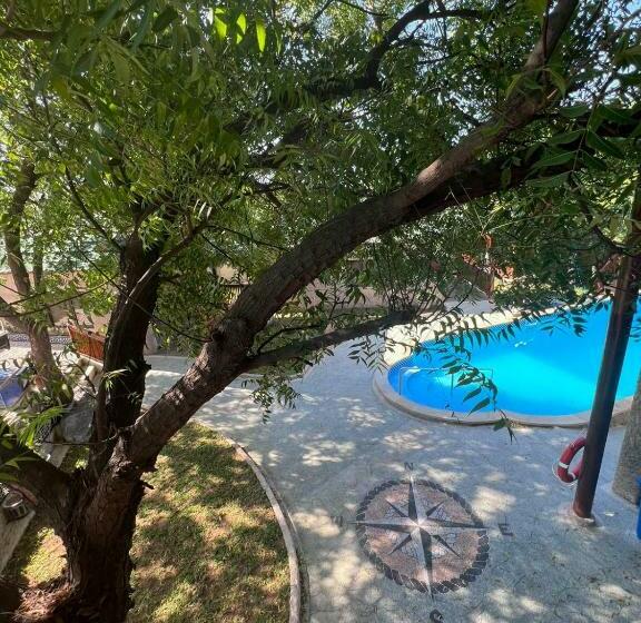 Lunar Dive Resort: Bamboo Villas