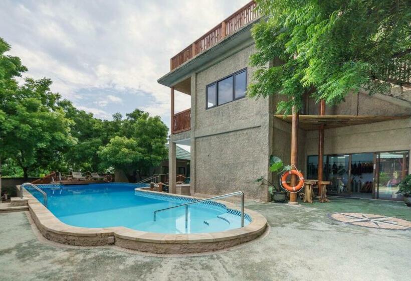 Lunar Dive Resort: Bamboo Villas