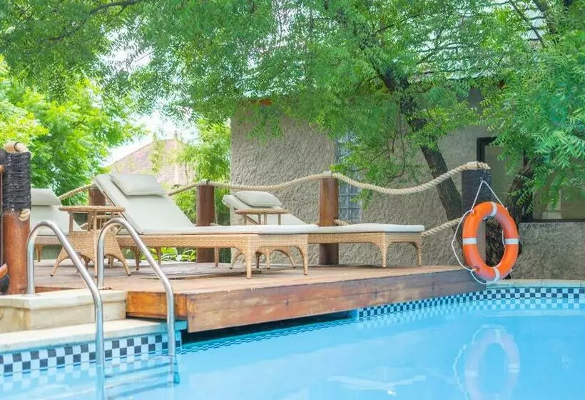 Lunar Dive Resort: Bamboo Villas