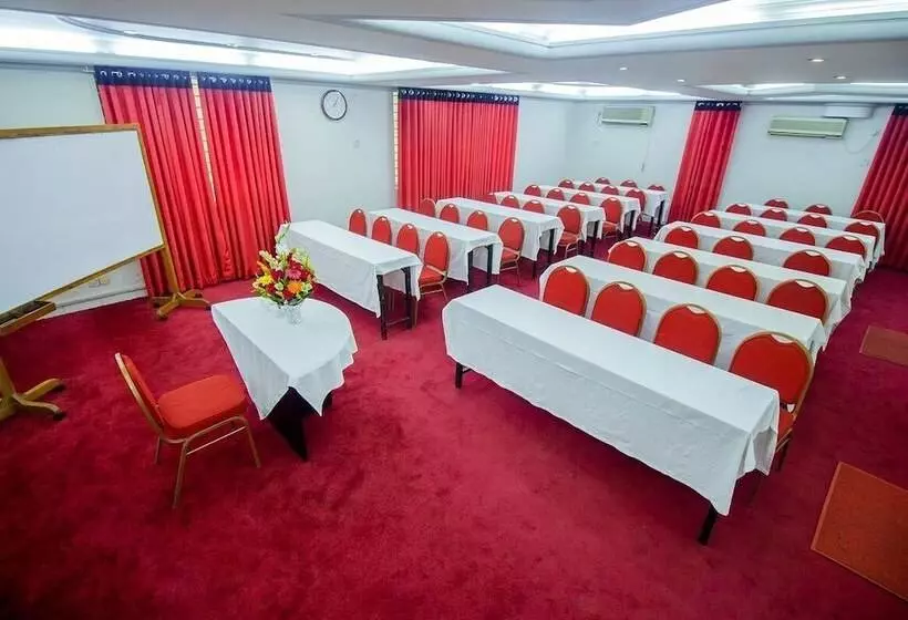 هتل De Crystal Crown