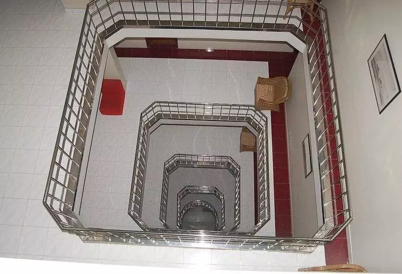 هتل De Crystal Crown