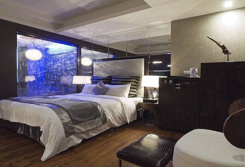 هتل Golden Hot Spring