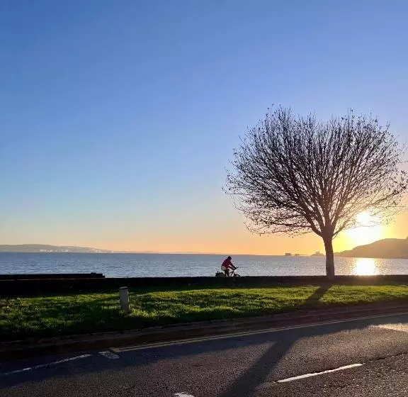 هتل Tides Reach Guest House