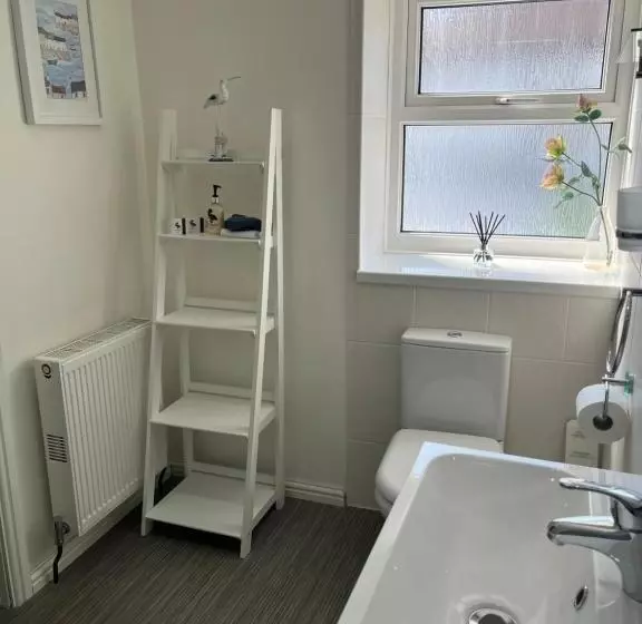 هتل Tides Reach Guest House