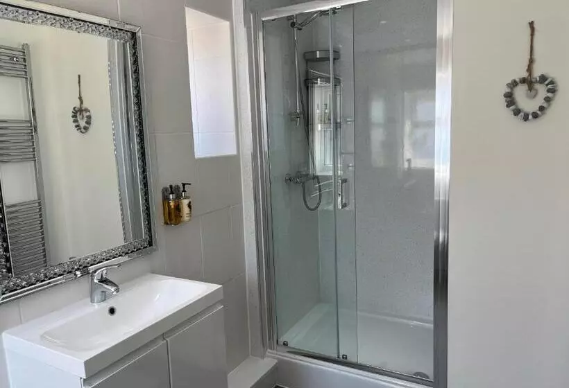 هتل Tides Reach Guest House