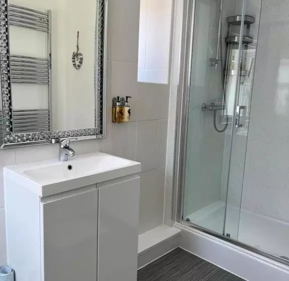 هتل Tides Reach Guest House