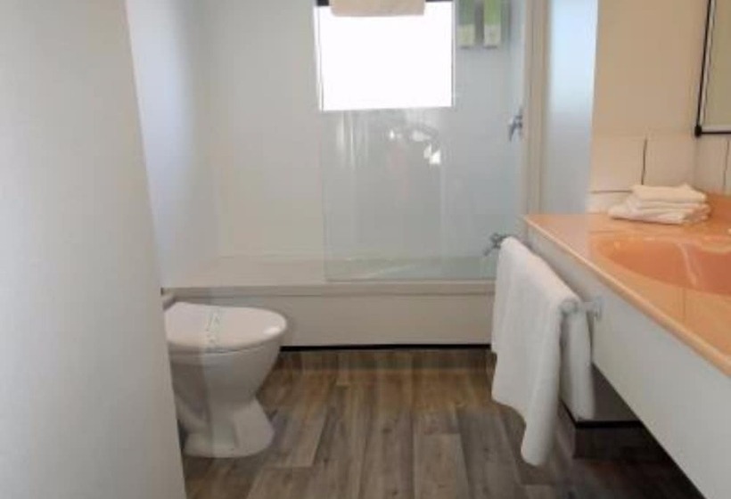 فندق على الطريق Champers Motor Inn