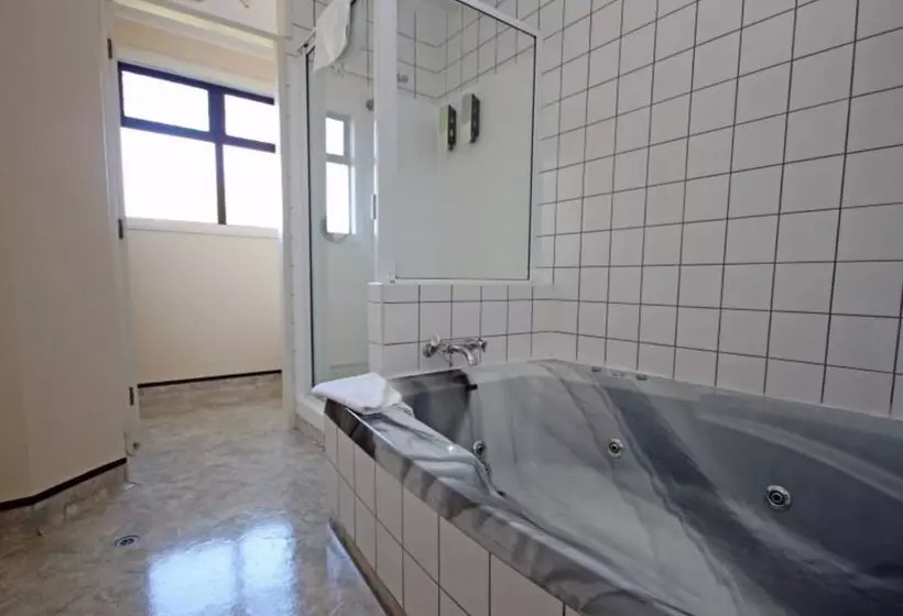 فندق على الطريق Champers Motor Inn