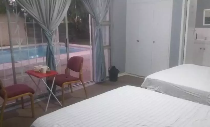 ペンション Jollys Park Guesthouse