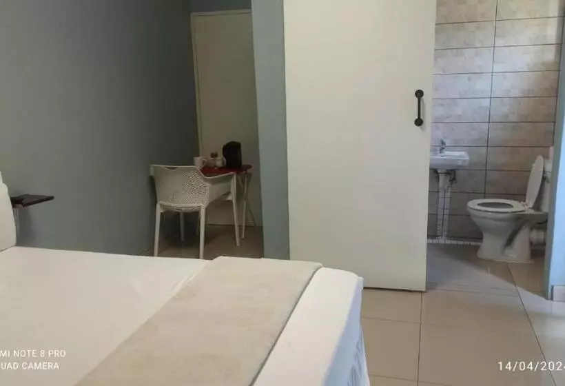 ペンション Jollys Park Guesthouse