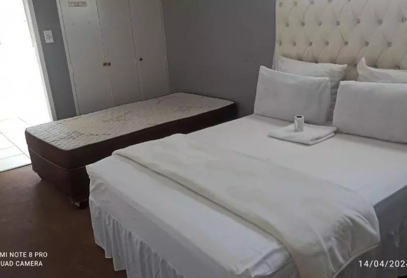 ペンション Jollys Park Guesthouse