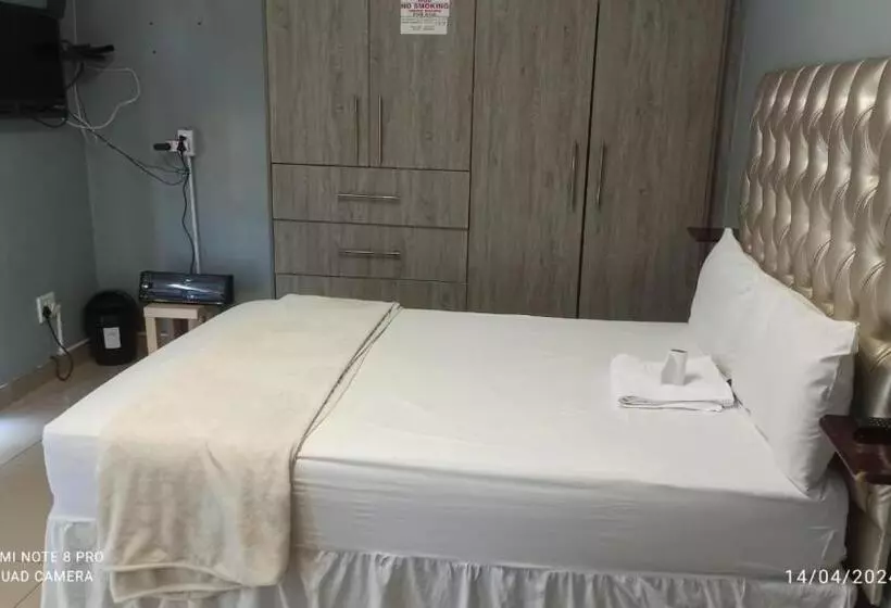 ペンション Jollys Park Guesthouse