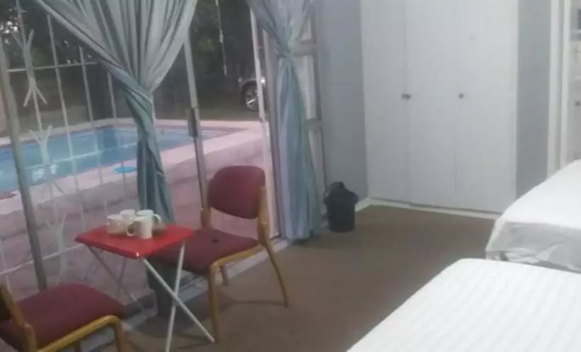 ペンション Jollys Park Guesthouse