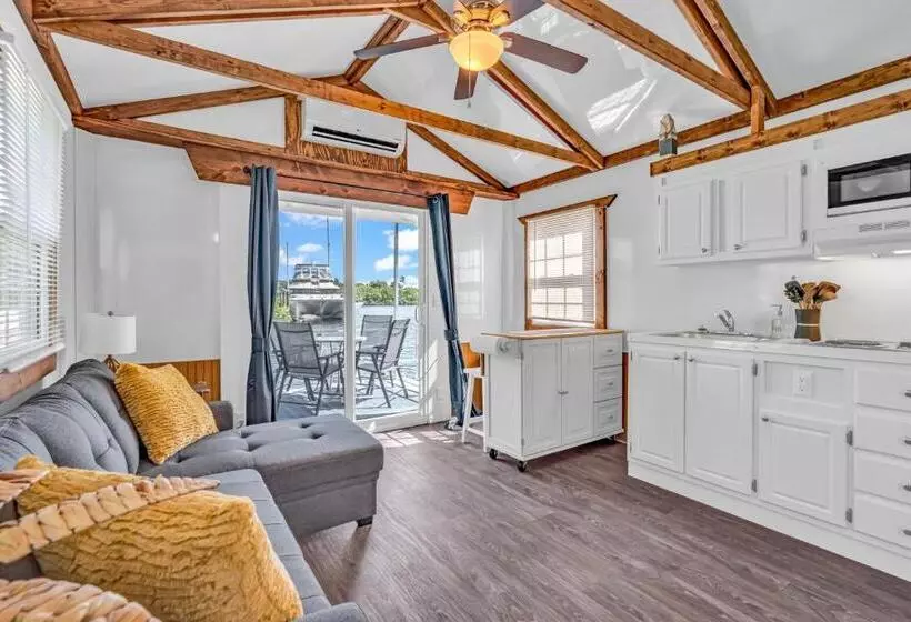 Hotelli Aqua Lodges At Coconut Cay Rv And Marina