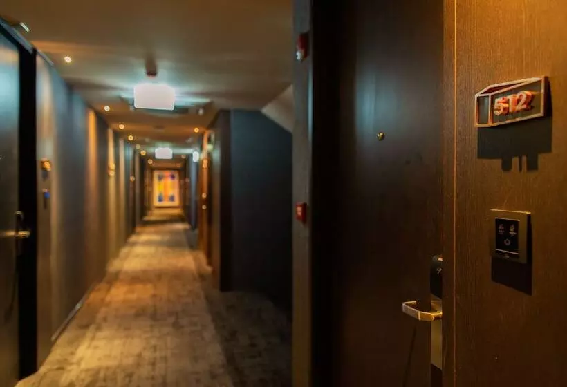 The Gravitique Hotel Khaosan