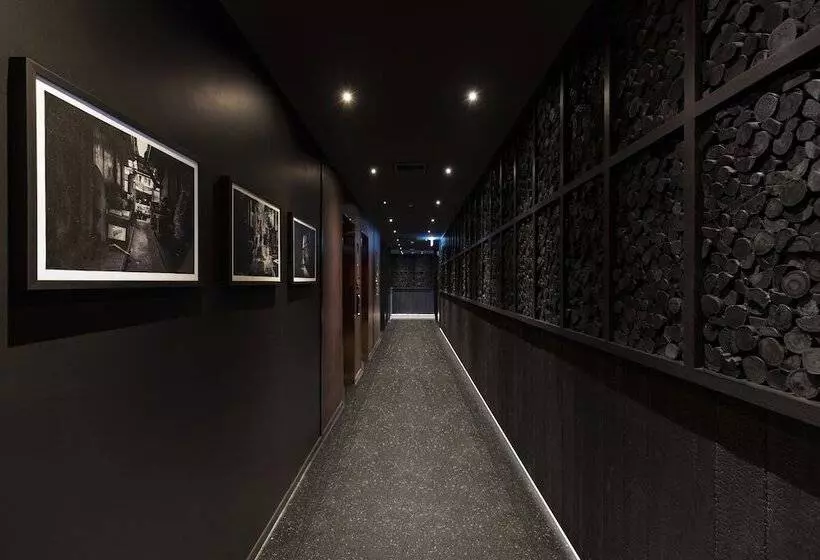 The Gravitique Hotel Khaosan