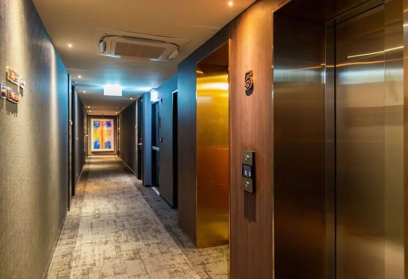 The Gravitique Hotel Khaosan