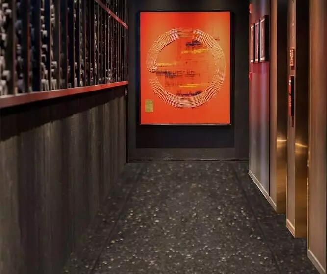 The Gravitique Hotel Khaosan