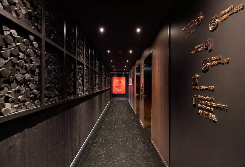 The Gravitique Hotel Khaosan