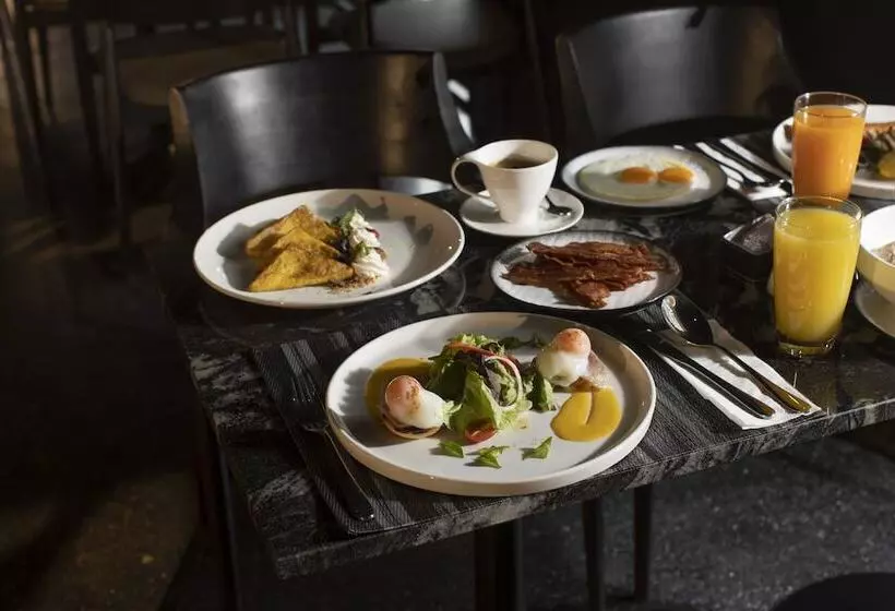 The Gravitique Hotel Khaosan