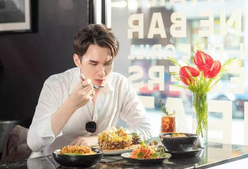 The Gravitique Hotel Khaosan