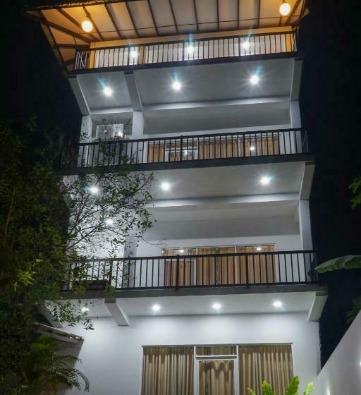 ペンション Pinnawala Elephant Front View