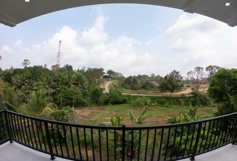 ペンション Pinnawala Elephant Front View