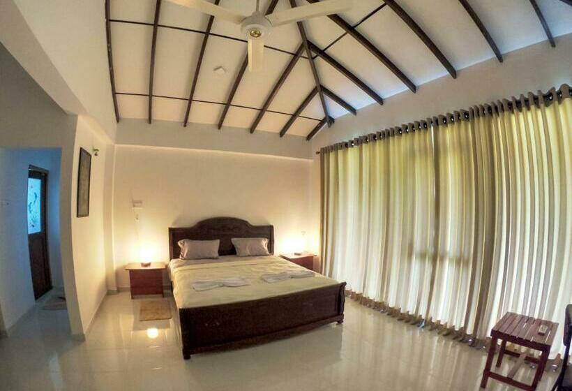 ペンション Pinnawala Elephant Front View