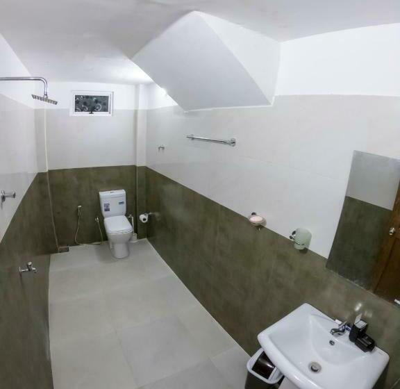 ペンション Pinnawala Elephant Front View