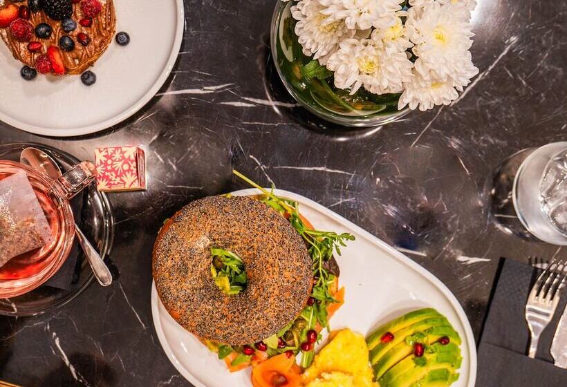 هتل Gate Twenty Two Boutique