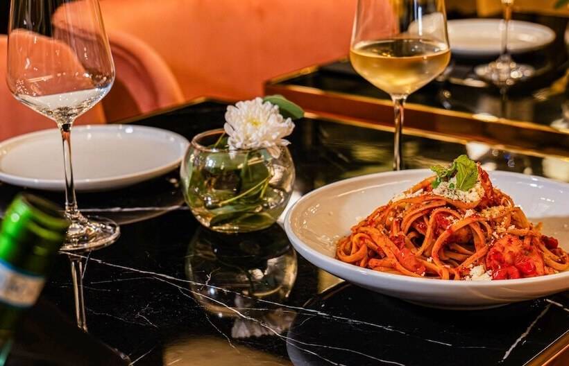 هتل Gate Twenty Two Boutique