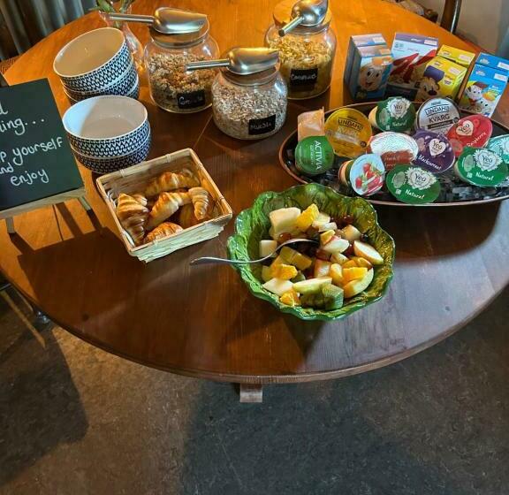 مبيت وإفطار The Red Lion Charing Heath