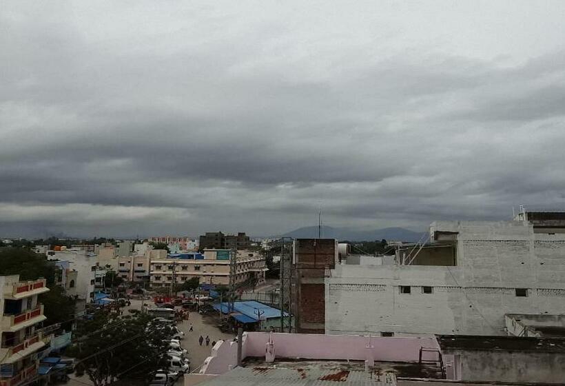 호텔 Surya Grand Tiruchanoor Tirupati