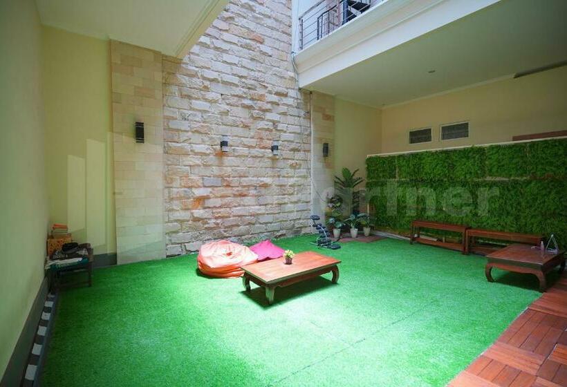 Pensiune One & Quin Guest House Syariah Mitra Reddoorz